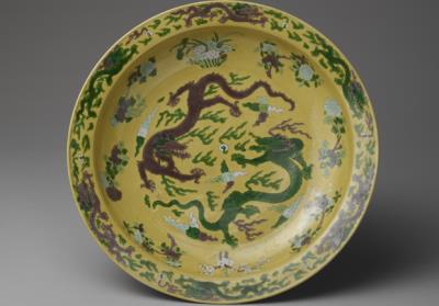 图片[2]-Plate with green and brown dragons on a yellow ground, Qing dynasty, Kangxi reign (1662-1722)-China Archive